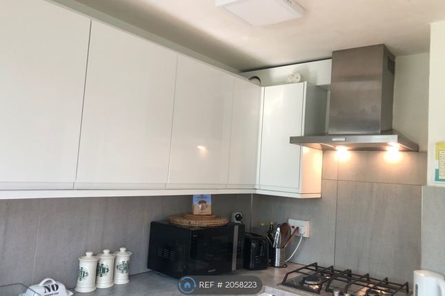 Flat to rent in Holcroft Court, London