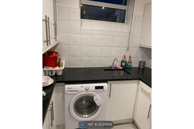 Flat to rent in Gower Mews Mansions, London