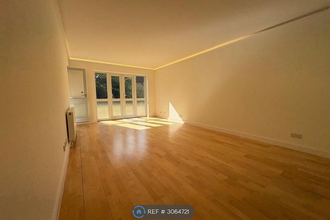 Flat, Sherbrook House Ballards Lane, London photo 2