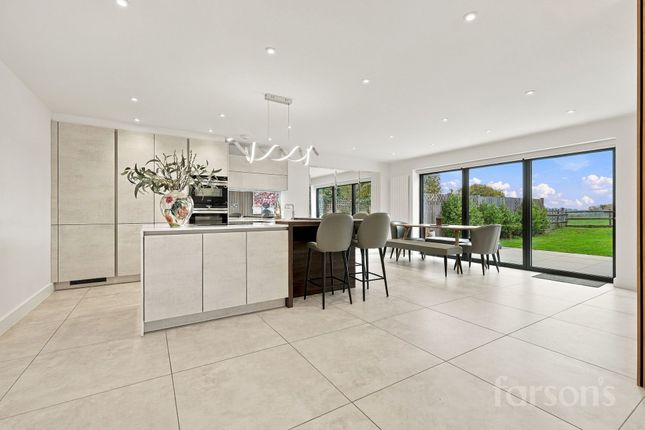 15 Park Meadow, Brentwood photo 2
