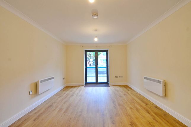 Flat to rent in St Thomas Street, Redcliffe