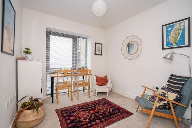 Caretakers Flat 16, Longfield Avenue, London photo 4