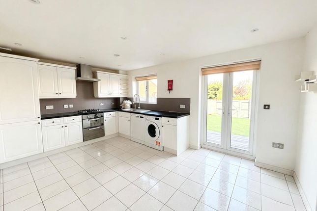 45 Nightingale Crescent, Romford photo 2