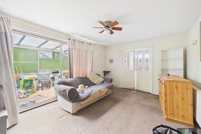 32, Payne Close, Crawley photo 5