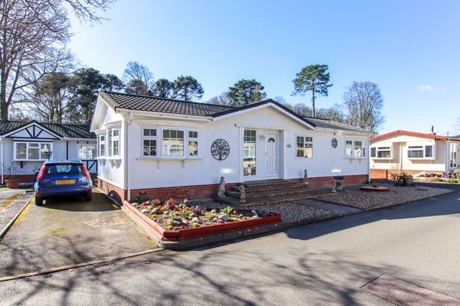 Thumbnail Mobile/park home for sale in Beech Park, Chesham Road, Wigginton, Tring