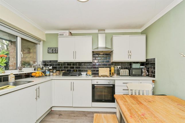 162, Stourton Avenue, Feltham photo 3