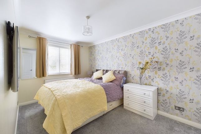Flat for sale in Drew Place, Caterham