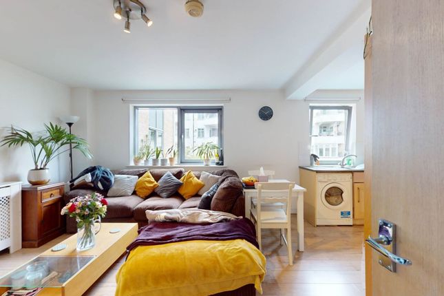 Flat to rent in Balham High Road, London