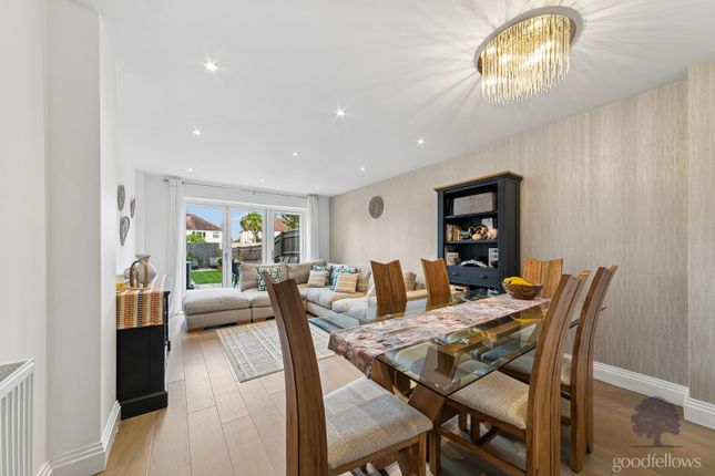 34, Florence Avenue, Morden photo 4