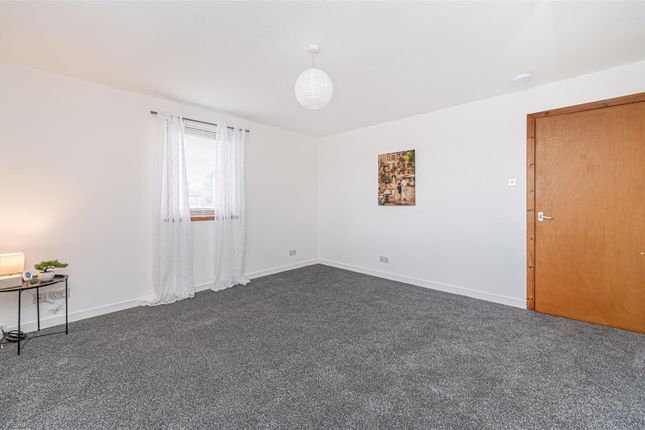 13, Robert Smith Court, Lumphinnans photo 3