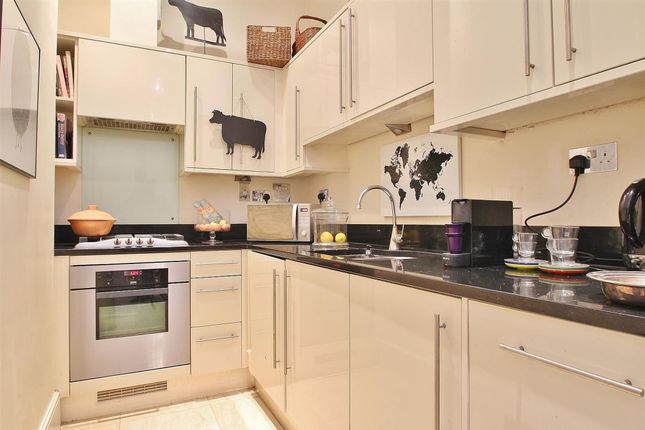 Apt 7, Northumberland House Lower Square, Isleworth photo 2