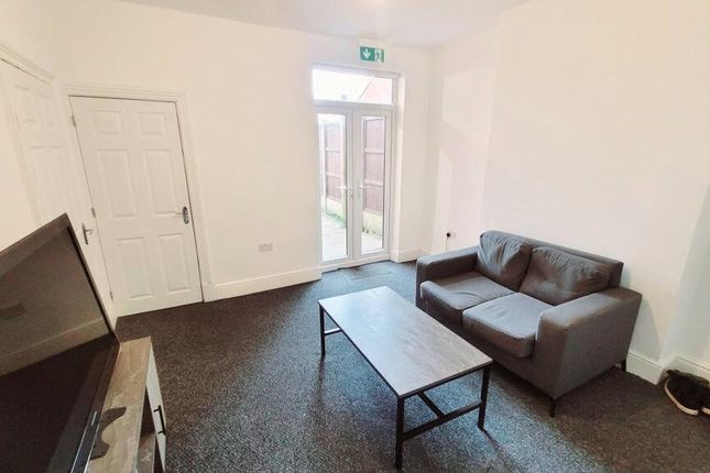 Room 2, 10, St. Saviours Road, Coalville photo 4