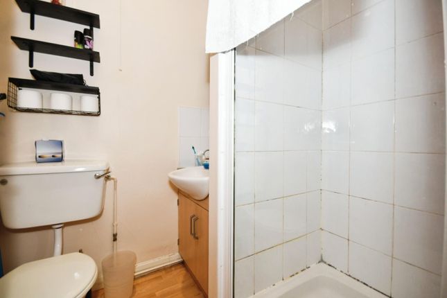 Flat 2 - Bathroom 01.Jpg