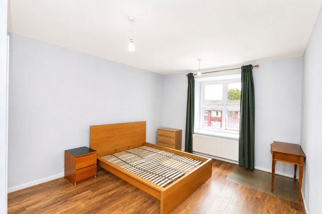 4, Ash Tree Close, Tolworth photo 4
