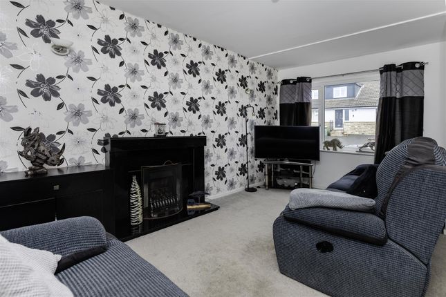37, Greenfield Avenue, Huddersfield photo 3