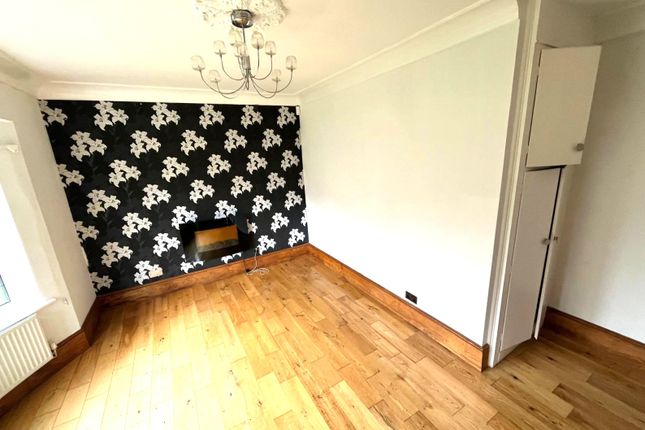 10, Highfield Crescent, Bradford photo 4
