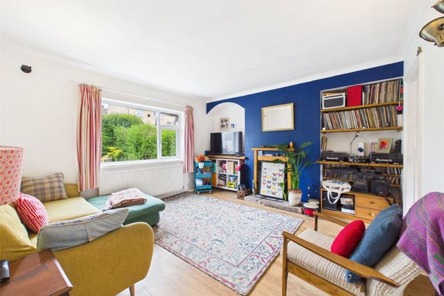 27, Devereaux Road, Stroud photo 2