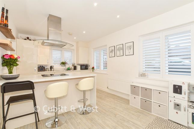 3-bed detached on 21, Barnfield, Billingshurst, £425,000