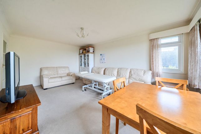 Flat 20 Meadway Court, The Ridings, Ealing photo 4