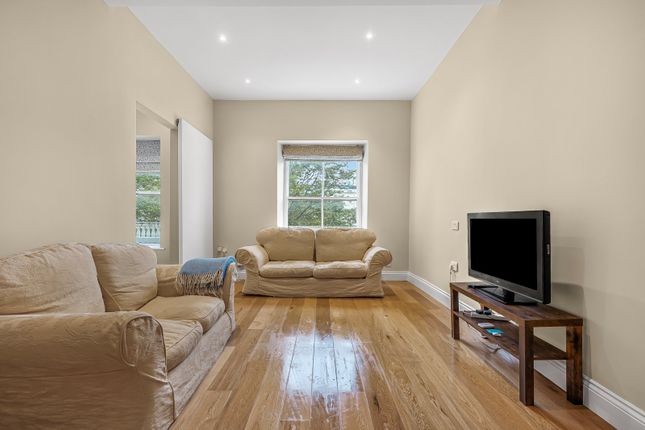 Flat 9, 37, Queens Gardens, London photo 2