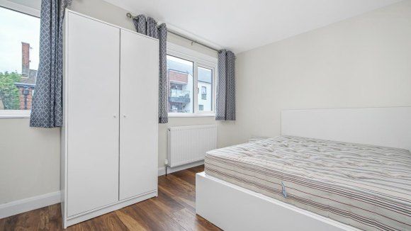 4, Howard Road, Surbiton photo 5