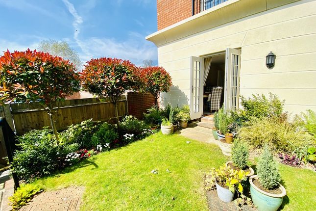 1-bed flat on 5, Fleur De Lis, Hartley Wintney, £350,000