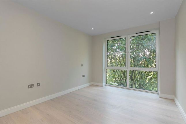 Flat 12, 21, Plough Road, London photo 5