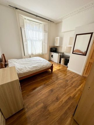 Room to rent in Holland Road, London