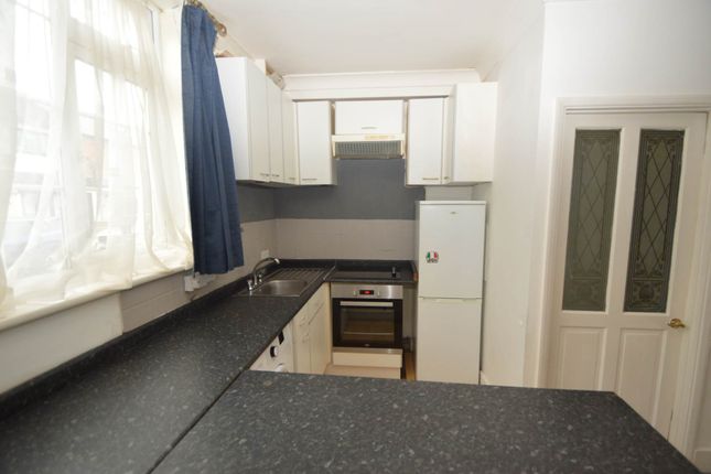 57, Chapel Grove, Addlestone photo 3
