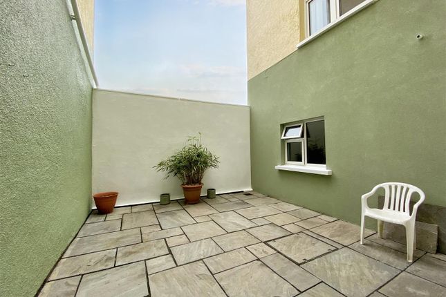 Flat 1 Barrington House, Southcliff Gardens, Tenby photo 2