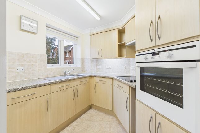 40 Manton Court, Horsham photo 3