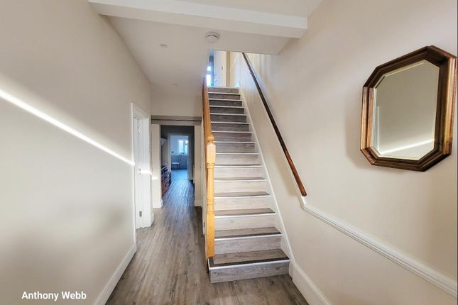 9, Hedge Lane, London photo 3