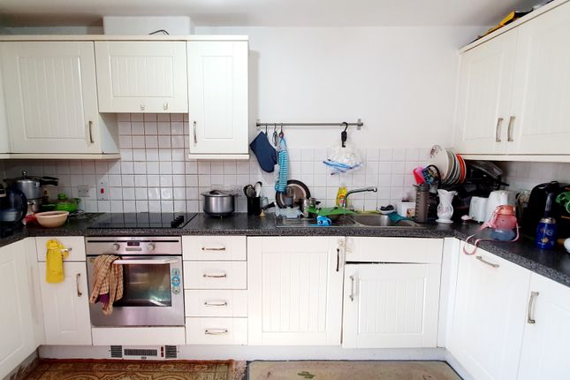 46, Blackburn Way, Hounslow photo 2