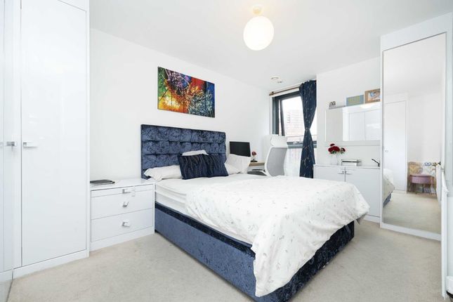 Flat for sale in Blackwall Way, London