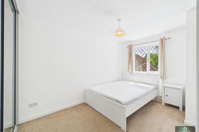 12, Graveney Road, Maidenbower photo 4