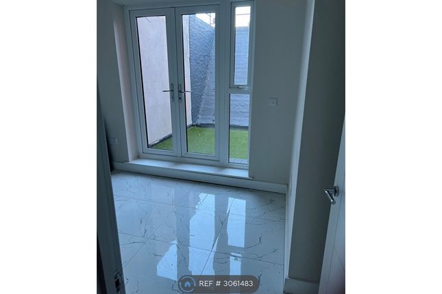 Studio flat on High Street, Grays, £1,350/mo