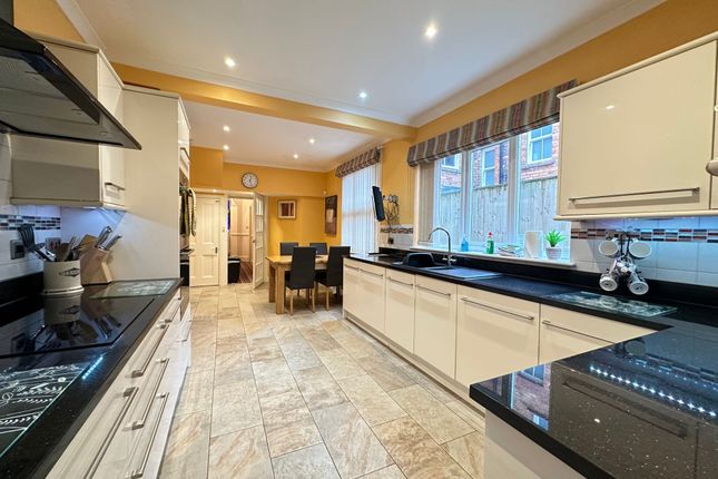(Sales) 50, West Street, Scarborough photo 2