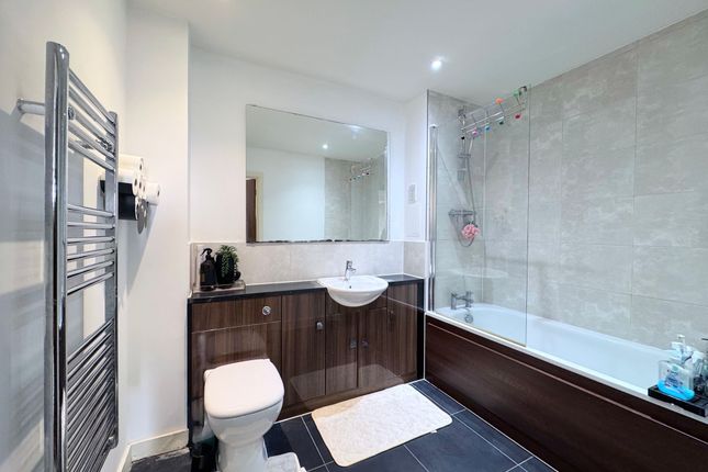 Flat 11, Metropolitan Court, Edgware photo 4