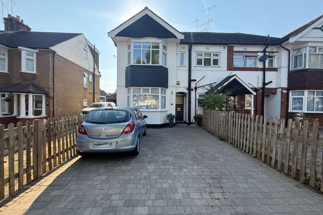 2-bed flat on 67 Avenue Road, Harold Wood, Romford, £220,000