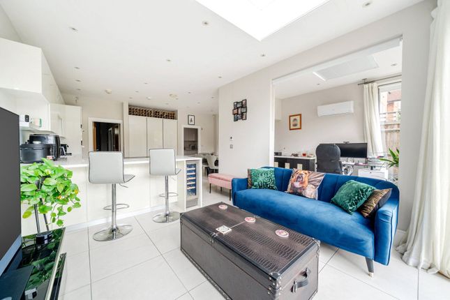 9 Sycamore Court,, Oatlands Chase, Weybridge photo 4