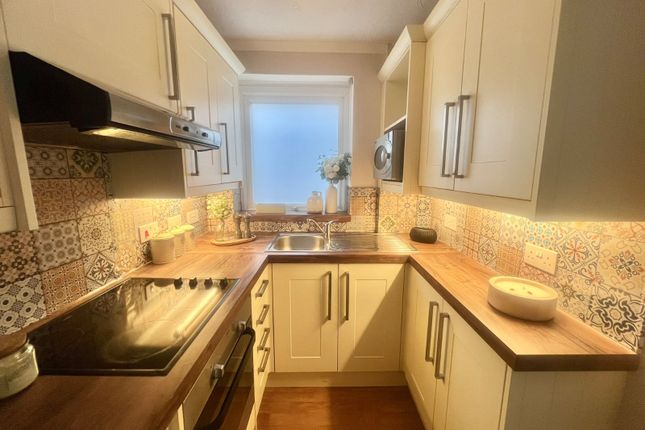 Flat 2, Simon Court,, Thornhill Park Road, Hampshire photo 2