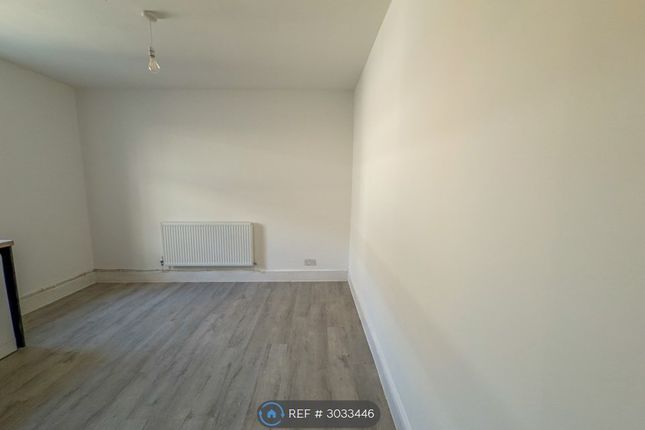 High Street, Flat, Barry photo 4