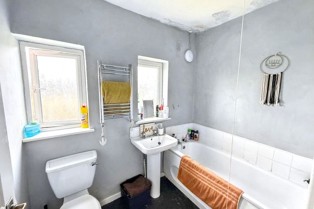 49, Willow Crescent, Consett photo 4
