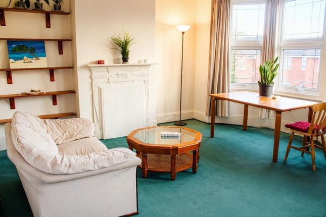 First Floor Flat, 172 Squires Lane, London photo 4