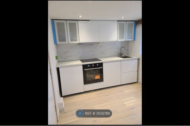 Flat H, Wisteria Road, London photo 2