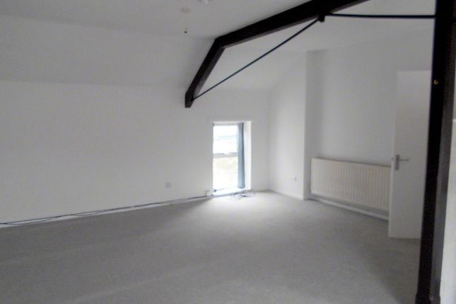 Flat to rent in Rhandai Penrallt Apartments, South Penrallt, Caernarfon LL55