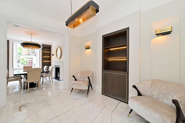 Town house to rent in Albion Street, London