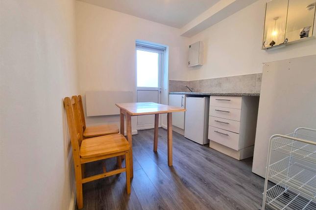 Flat 1, 5 Windmill Road, Gillingham photo 2