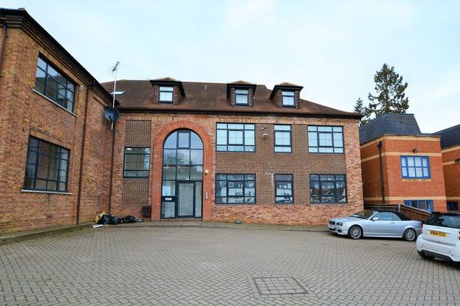 Thumbnail Flat to rent in Churchfield Road, Chalfont St. Peter, Gerrards Cross