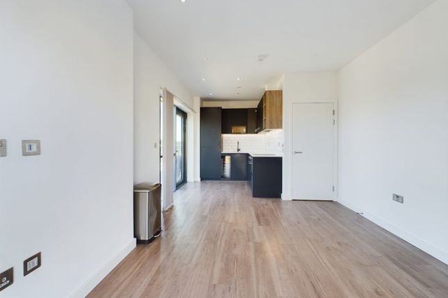 Commander Avenue, Colindale photo 3